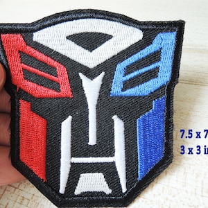 Peut inclure: Un patch brodé noir, blanc, rouge et bleu du logo des Transformers. Le patch mesure 7,5 x 7,5 cm.