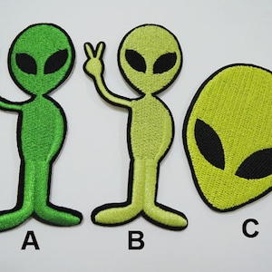 Puede incluir: Tres parches bordados para planchar que representan extraterrestres verdes. Los dos primeros parches muestran extraterrestres haciendo el signo de la paz, uno en verde y otro en verde amarillento. El tercer parche muestra una cabeza de extraterrestre en verde amarillento.
