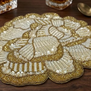 Manteles individuales de color marfil y dorado con cuentas, bordados a mano, lentejuelas florales, decoración de lujo para el hogar (juego de 2)