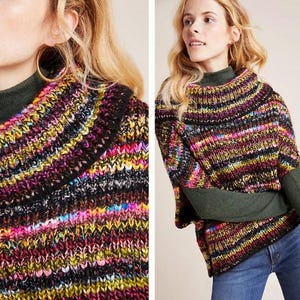 Op de afbeelding: Een kleurrijke gestreepte gebreide trui met een mock neck en een losse pasvorm. De trui is gemaakt van zacht, dik garen en heeft een ontspannen, casual stijl.