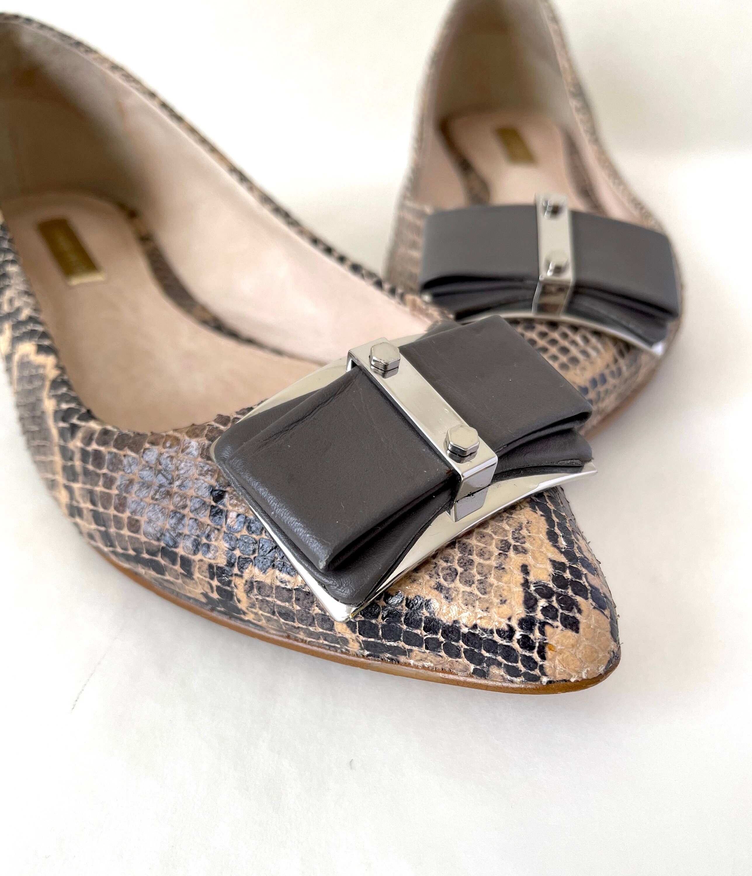 Louise et Cie Pointy Ankle Strap Suede Flats Size 8M Shoes