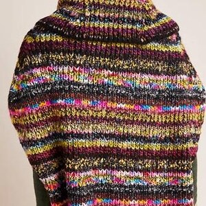 Op de afbeelding: Een kleurrijke gestreepte gebreide trui met een mock neck. De trui is gemaakt van zacht, dik garen en heeft een ontspannen pasvorm.