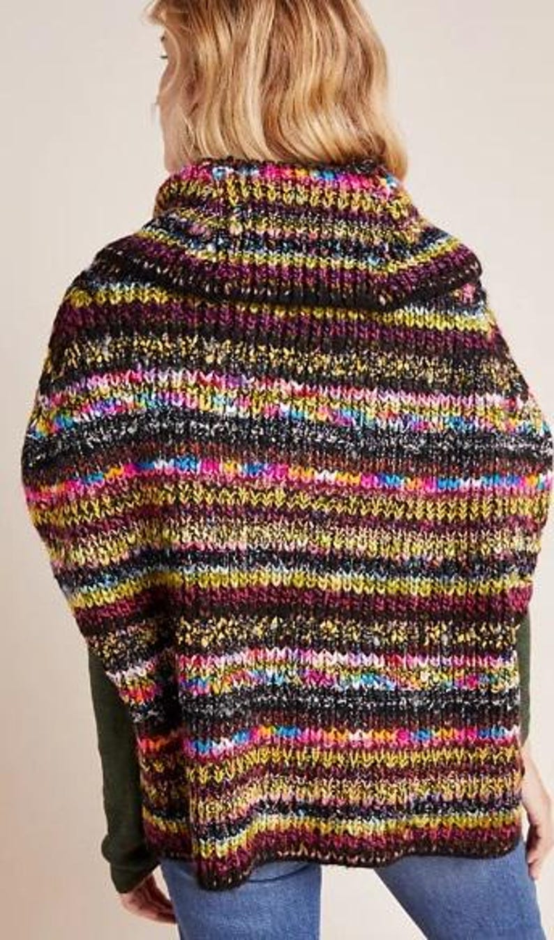 Op de afbeelding: Een kleurrijke gestreepte gebreide trui met een mock neck. De trui is gemaakt van zacht, dik garen en heeft een ontspannen pasvorm.