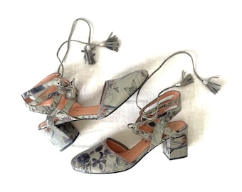 Vintage pair of Poetic Licence sage green muted floral lace-up block heel shoes featuring attached tassel ties, size: 9M.  BEAUTIFUL!