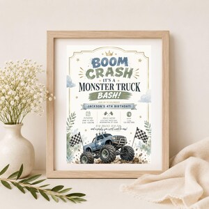 Pode incluir: Um convite de festa emoldurado com um monster truck azul, bandeiras xadrez e o texto BOOM CRASH IT'S A MONSTER TRUCK BASH! JACKSON'S 4TH BIRTHDAY! O design inclui detalhes do evento como data, hora, local e número de telefone.