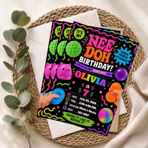 Peut inclure: Une carte d'invitation d'anniversaire noire avec des graphismes de jouets squishy Nee Doh colorés, incluant des sphères vertes, roses, violettes et orange. Le texte indique : IT'S MY NEE DOH BIRTHDAY! OLIVIA IS 7. DATE: JULY 29, 2026. TIME: 2:00-4:00 PM. LOCATION: OLIVIA'S HOUSE. RSVP: 123-4567.