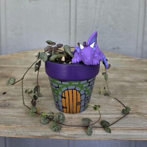Vaso a forma di drago viola con ghirlanda di cuori – Vaso per fiori a forma di castello fantasy fatto a mano – Regalo per amanti dei draghi – Vaso per piante grasse unico