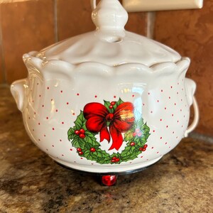 Vintage 1989 Christmas Electric Potpourri Simmer Pot Model LD-C001, White Ceramic Red Polka Dot Holiday Wreath Simmering Crock Warmer