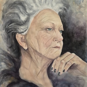 Puede incluir: Un retrato en acuarela de una persona mayor con cabello plateado, ojos azules y piel clara. El sujeto viste una prenda oscura y texturizada y lleva esmalte de uñas oscuro. El fondo presenta tonos mezclados de gris, marrón y negro.