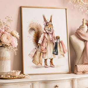 Puede incluir: Una ilustración enmarcada de estilo acuarela de una ardilla de pie, vistiendo un abrigo rosa, una bufanda a juego y zapatos de tacón rosa. La ardilla lleva varias bolsas de la compra y un pequeño bolso acolchado con un lazo en la cabeza.
