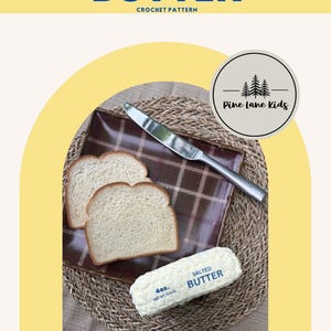 Może przedstawiać: Wzór szydełkowy zatytułowany Salted Butter od Pine Lane Kids przedstawiający brązowy talerz w kratkę z dwiema kromkami białego chleba, srebrnym nożem do masła i szydełkowaną kostką masła z etykietą 4oz. net wt. 113g oraz napisem Salted Butter.