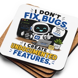 Könnte beinhalten: Ein quadratischer Untersetzer mit weißer Oberfläche, der einen Roboter mit einer Tasse mit der Aufschrift CODE CAFFEINE CHAOS zeigt. Der Text lautet I DON'T FIX BUGS, I CREATE UNDOCUMENTED FEATURES, plus eine Sprechblase WASN'T A BUG... IT'S A FEATURE.