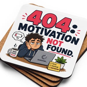 Könnte beinhalten: Ein quadratischer Untersetzer mit Korkboden und weißer Oberseite, der eine müde Person am Laptop zeigt. Der Text lautet 404: MOTIVATION NOT FOUND. Ein Kaffeebecher trägt die Aufschrift MORE COFFEE MAYBE, ein Akkusymbol zeigt 1% und ein Notizzettel listet FOCUS, DISCIPLINE, MOTIVATION.