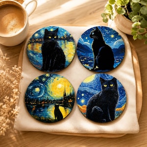 Könnte beinhalten: Ein Set aus vier runden Untersetzern mit künstlerischen Illustrationen von schwarzen Katzen vor wirbelnden blauen und gelben Nachthimmelhintergründen. Jeder Untersetzer zeigt eine einzigartige Szene mit einer Katze, Sternenhimmel und leuchtenden Stadtlandschaften.
