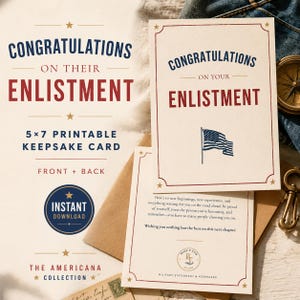 Könnte beinhalten: Eine 13x18 cm große, druckbare Erinnerungskarte für den Militärdienst. Die Vorderseite zeigt den Text CONGRATULATIONS ON YOUR ENLISTMENT und eine kleine amerikanische Flagge. Die Rückseite enthält eine Nachricht, ein Logo und den Text MILITARY STATIONERY & KEEPSAKES.