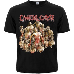 Może przedstawiać: Czarny t-shirt z krótkim rękawem z napisem CANNIBAL CORPSE czerwoną, ściekającą czcionką u góry. Poniżej tekstu znajduje się szczegółowa, wielokolorowa ilustracja graficzna przedstawiająca gęste skupisko bladych, udręczonych postaci.