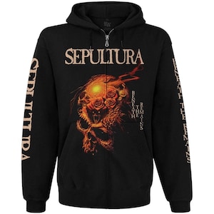 Könnte beinhalten: Ein schwarzer Kapuzenpullover mit Reißverschluss und dem Sepultura-Logo in hellbeiger Schrift oben. Die Grafik in der Mitte zeigt einen feurigen, orangefarbenen Totenkopf, der mit Rosen verflochten ist. Der Text Beneath The Remains steht auf Ärmeln und Brust.