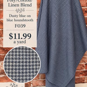 Może przedstawiać: Belka tkaniny z wzorem w pepitkę w kolorze przygaszonego błękitu na niebieskim tle. Tekst na obrazku brzmi: Poly/Cotton/Linen Blend, Dusty blue on blue houndstooth, F039, $11.99 a yard oraz Farmgirl DRESSES. Okrągły wstawka pokazuje zbliżenie.