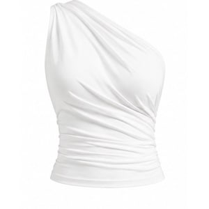 Op de afbeelding: Een effen wit one-shoulder topje met een aansluitend silhouet en diagonale geplooide details over het voorpand. Het kledingstuk is gemaakt van een gladde, lichtgewicht stof die samenkomt bij de schouder en zijkant, wat zorgt voor zachte plooien.