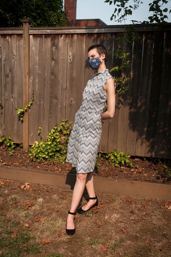 Vintage 1960s Mock Neck Blue Chevron Sleeveless Pl