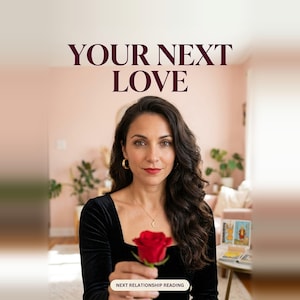Peut inclure: Une personne aux longs cheveux bruns portant un haut noir à manches longues et des créoles dorées tient une rose rouge. Le texte "YOUR NEXT LOVE" est inscrit en haut et une étiquette indique "NEXT RELATIONSHIP READING" en bas.