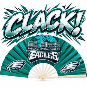 Op de afbeelding: Een groenblauwe vouwwaaier met het logo van de Philadelphia Eagles, de tekst GO BIRDS en twee adelaarskopafbeeldingen. Boven de waaier staat het woord CLACK! in een vet stripboeklettertype met groenblauwe en witte halftoonpatronen.