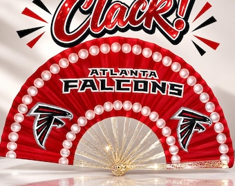 Op de afbeelding: Een rode vouwwaaier met het Atlanta Falcons logo en tekst, geaccentueerd met een witte parelachtige rand. Het woord Clack! staat in grote rode en witte letters boven de waaier, die is voorzien van een gouden glitterhandvat.