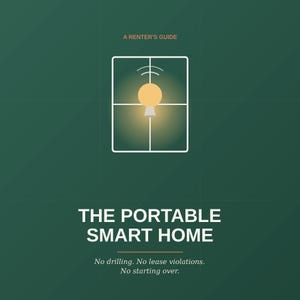 Könnte beinhalten: Ein dunkelgrüner digitaler Leitfaden mit dem Titel A RENTER'S GUIDE und THE PORTABLE SMART HOME. Er zeigt ein weißes quadratisches Symbol mit einer leuchtenden Glühbirne und Signalwellen. Der Text lautet: No drilling. No lease violations. No starting over.