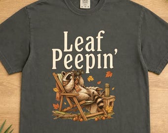 Camiseta de mapache mirando las hojas, camiseta vintage de campamento de otoño Comfort Colors®, camiseta divertida de mapache, camiseta acogedora de otoño, regalo para amantes de los mapaches