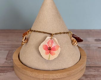 Decoupage seashell bracelet, gold chain, scallop shell.103