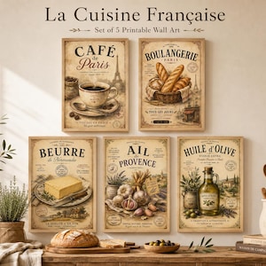 Può includere: Un set di cinque stampe artistiche da parete rettangolari intitolate La Cuisine Française. Le stampe presentano illustrazioni in stile vintage di una tazza di caffè, pane, burro, aglio e una bottiglia di olio d'oliva con testo in francese.