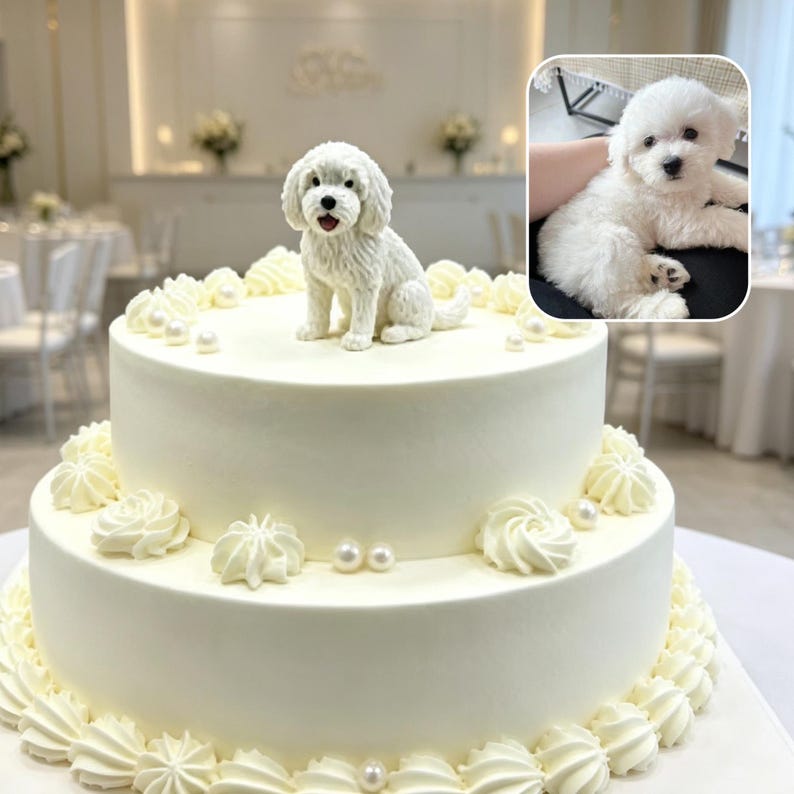 Op de afbeelding: Een witte taart met twee lagen, versierd met opgespoten rozetten en kleine witte parels. Bovenop staat een wit hondenbeeldje. Een ingevoegde foto toont een pluizige witte puppy met zwarte ogen en een zwarte neus op een schoot.