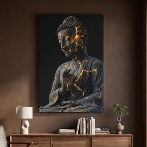 Può includere: Una stampa artistica rettangolare raffigurante una statua di Buddha in pietra grigio scuro in posa meditativa. La statua è ricoperta da una rete di crepe dorate luminose che illuminano la figura su uno sfondo nero uniforme.