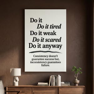 Może przedstawiać: Prostokątny biały wydruk ścienny z czarnym tekstem: Do it, Do it tired, Do it weak, Do it scared, Do it anyway. Poniżej znajduje się poziomy pociągnięcie pędzla nad tekstem: Consistency doesn't guarantee success but, inconsistency guarantees failure.
