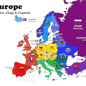 以下が含まれることがあります： 「Europe Countries, Flags & Capitals」と題されたカラフルな教育用地図。地図にはヨーロッパの各国家が異なる色で塗り分けられており、それぞれの国名、首都、および参照用の小さな国旗アイコンが記載されています。