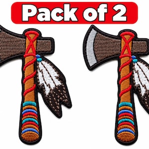 Può includere: Una confezione da 2 toppe ricamate raffiguranti un'ascia tomahawk marrone con lama argentata, manico avvolto in rosso e due piume bianche e marroni. Il testo Pack of 2 è visualizzato in un riquadro rosso sopra le due toppe identiche.