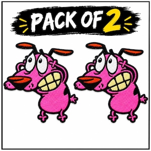 Könnte beinhalten: Zwei gestickte Aufnäher, die einen rosa Hund mit großen weißen Augen, einem breiten Grinsen mit gelben Zähnen und orangefarbenen Ohren zeigen. Über den Aufnähern steht der Text PACK OF 2 in weißen und gelben Buchstaben auf schwarzem Grund.