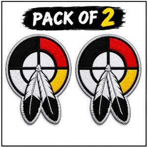 Può includere: Una confezione da 2 toppe ricamate circolari con un design a ruota di medicina diviso in quattro quadranti di colore nero, bianco, rosso e giallo. Due piume bianche con punte nere pendono dal centro di ogni toppa. Il testo PACK OF 2 è visibile.