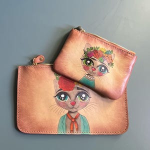 Monedero de cuero de las Hermanas Gato - Personajes de gatos gemelos pintados a mano - Carteras con diseño de animales kawaii