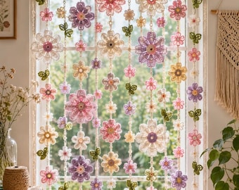 Può includere: Una tenda da finestra composta da molteplici fili verticali di fiori all'uncinetto nelle tonalità del rosa, viola, giallo e bianco, intervallati da piccole foglie verdi all'uncinetto. I fili floreali pendono da un bastone orizzontale.
