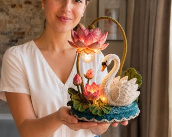 Schema PDF per lampada a forma di cigno e loto all'uncinetto / Elegante lampada da notte a forma di cigno all'uncinetto / Lampada da tavolo floreale / Decorazione per la casa amigurumi / Download immediato