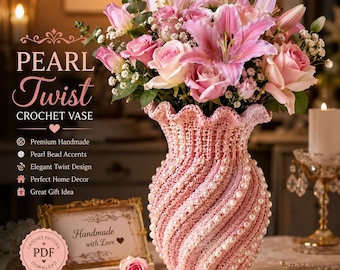 Può includere: Un vaso all'uncinetto rosa chiaro con un motivo a spirale intrecciato e perline bianche. Il vaso è riempito con un bouquet di gigli e rose rosa. Il testo sull'immagine recita: PEARL Twist CROCHET VASE, Premium Handmade, Pearl Bead Accents, Elegant Twist Design, Perfect Home Decor, Great Gift Idea, Handmade with Love e PDF DOWNLOAD.