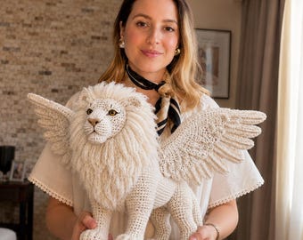 Può includere: Una statuetta di leone all'uncinetto color crema realizzata a mano, dotata di grandi ali dettagliate attaccate alla schiena. Il leone presenta una criniera testurizzata, tratti del viso cuciti e occhi color ambra, in piedi su quattro zampe.
