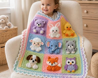 Può includere: Una coperta per neonati lavorata all'uncinetto a mano con una griglia di quadrati colorati, ognuno decorato con un motivo di animale di peluche tridimensionale tra cui orso, coniglio, anatra, pecora, elefante, gatto, cane, volpe e gufo, con bordo smerlato.