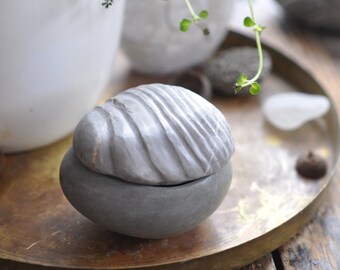 pebble ring box