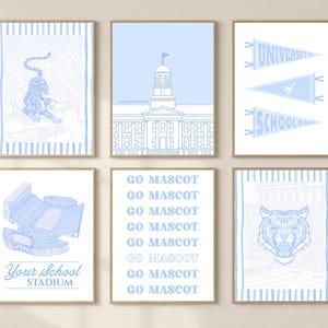 Puede incluir: Un conjunto de seis l&aacute;minas decorativas en azul claro y blanco que muestran una mascota de tigre, un edificio universitario, tres banderines con el texto University of School Name, un estadio con el texto Your School Stadium y Go Mascot.