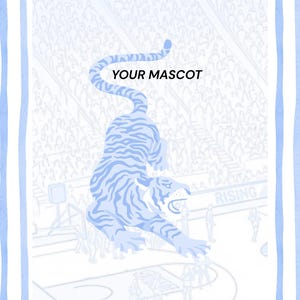 Puede incluir: Una impresi&oacute;n rectangular que presenta un tigre azul claro saltando en el centro, con el texto YOUR MASCOT impreso encima. El fondo muestra el contorno tenue de una cancha de baloncesto y una multitud, enmarcado por rayas verticales azul claro.
