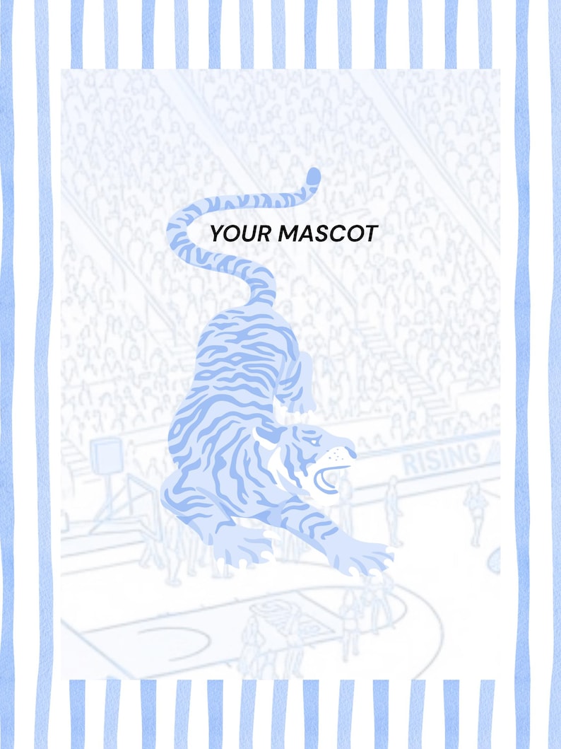 Puede incluir: Una impresi&oacute;n rectangular que presenta un tigre azul claro saltando en el centro, con el texto YOUR MASCOT impreso encima. El fondo muestra el contorno tenue de una cancha de baloncesto y una multitud, enmarcado por rayas verticales azul claro.