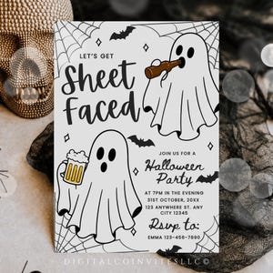 Może przedstawiać: Białe zaproszenie na imprezę Halloween z czarnymi rysunkami liniowymi dwóch duchów, z których jeden trzyma brązową butelkę piwa, a drugi spieniony kufel piwa. Tekst brzmi: Let's Get Sheet Faced, Join Us For A Halloween Party, 31st October, 20xx.