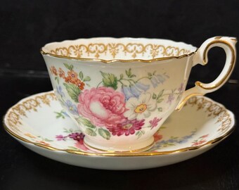 Xícara de chá e pires vintage Crown Staffordshire England's Bouquet, em porcelana fina com detalhes em ouro.